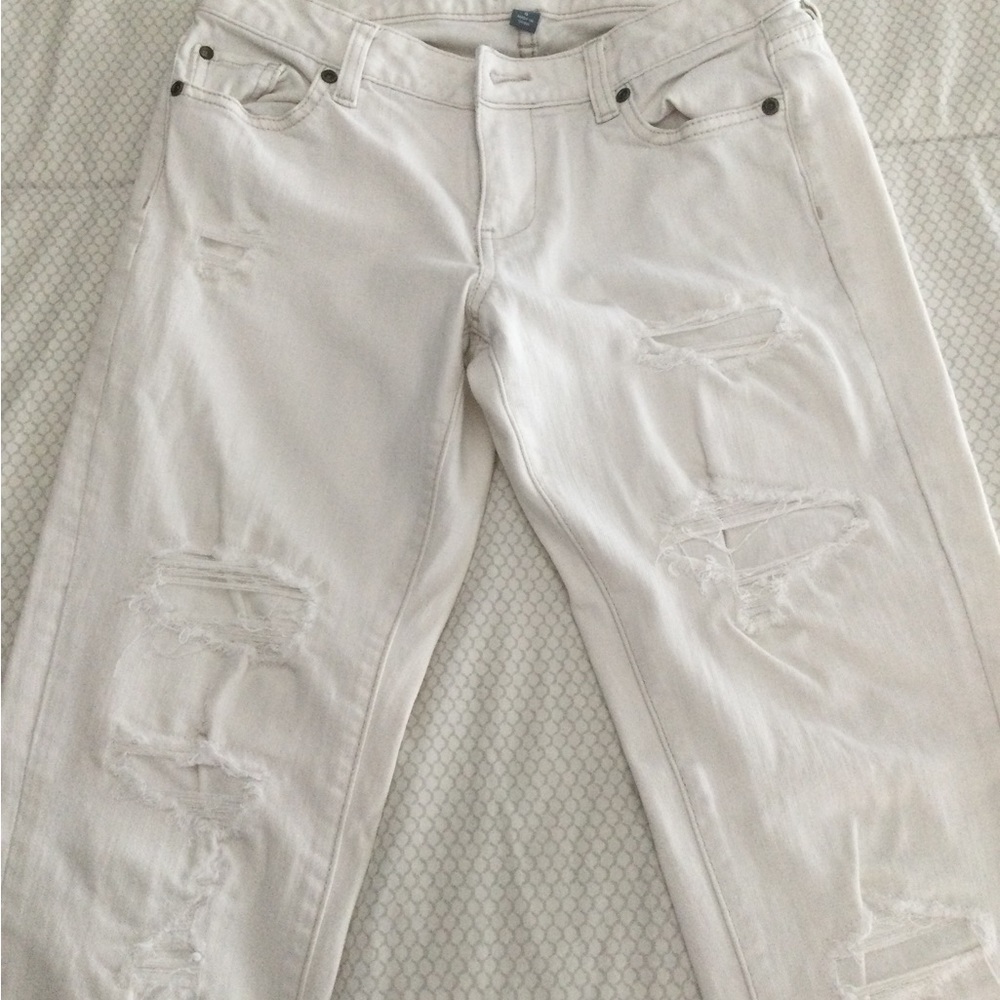 Capri distressed boyfriend jeans